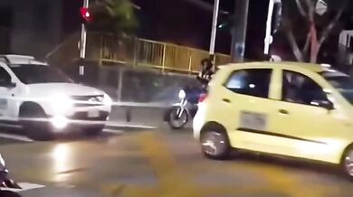 Vtipná situace motorkáře na křižovatce