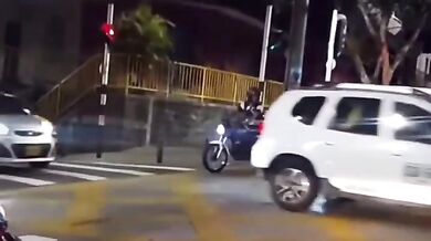 Vtipná situace motorkáře na křižovatce