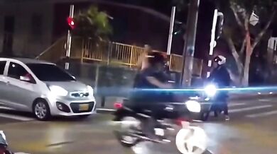 Vtipná situace motorkáře na křižovatce