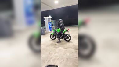 Motofail na benzínce