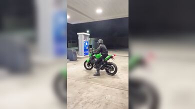 Motofail na benzínce