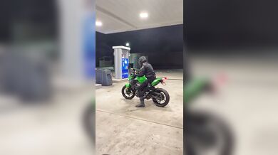 Motofail na benzínce