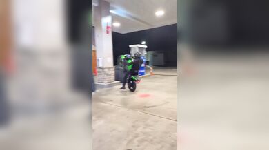 Motofail na benzínce