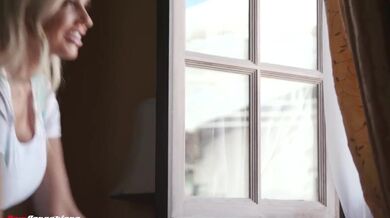 Prsatá blond MILFka Bad Bella ho tvrdě šuká
