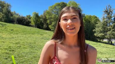 Mladá štíhlá teenka šuká s velkým ptákem