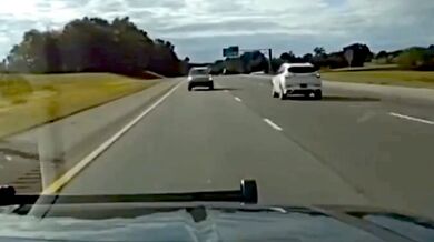 Řidič narazil do policejního seržanta na dálnici I-40