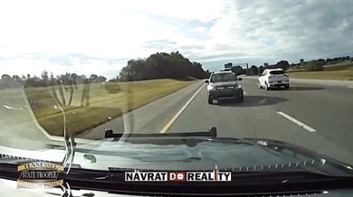 Řidič narazil do policejního seržanta na dálnici I-40