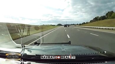 Řidič narazil do policejního seržanta na dálnici I-40