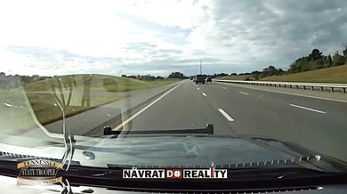 Řidič narazil do policejního seržanta na dálnici I-40