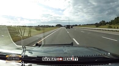 Řidič narazil do policejního seržanta na dálnici I-40