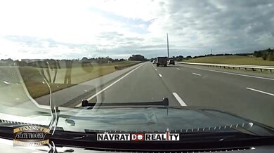 Řidič narazil do policejního seržanta na dálnici I-40