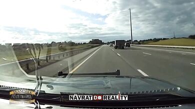 Řidič narazil do policejního seržanta na dálnici I-40