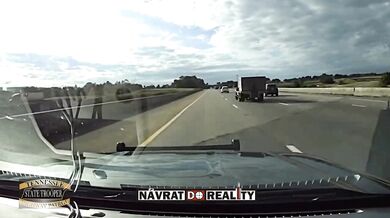 Řidič narazil do policejního seržanta na dálnici I-40
