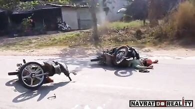 Čelní střet motorkářů na silnici