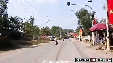 Čelní střet motorkářů na silnici