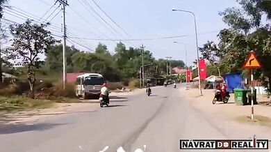 Čelní střet motorkářů na silnici