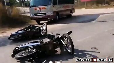 Čelní střet motorkářů na silnici