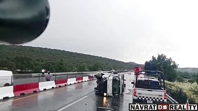 Ohnivá nehoda náklaďáku v Mexiku: Dva lidé jako zázrakem přežili jen s lehkými zraněními