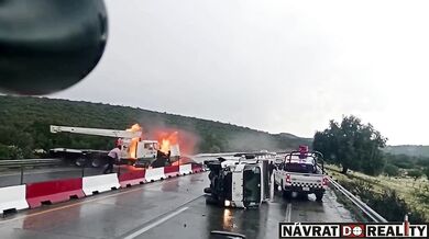 Ohnivá nehoda náklaďáku v Mexiku: Dva lidé jako zázrakem přežili jen s lehkými zraněními