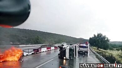 Ohnivá nehoda náklaďáku v Mexiku: Dva lidé jako zázrakem přežili jen s lehkými zraněními