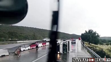 Ohnivá nehoda náklaďáku v Mexiku: Dva lidé jako zázrakem přežili jen s lehkými zraněními