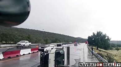 Ohnivá nehoda náklaďáku v Mexiku: Dva lidé jako zázrakem přežili jen s lehkými zraněními