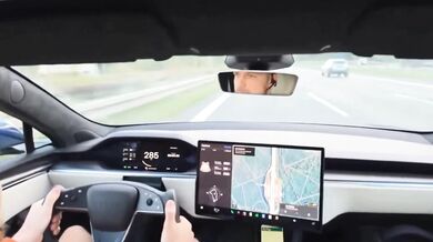 Řidiči Tesly praskla pneumatika na německé dálnici