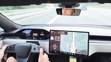 Řidiči Tesly praskla pneumatika na německé dálnici