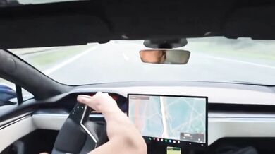 Řidiči Tesly praskla pneumatika na německé dálnici