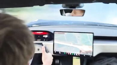 Řidiči Tesly praskla pneumatika na německé dálnici