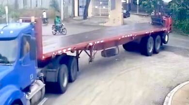 Policista na motocyklu zemřel po nárazu do návěsu kamionu
