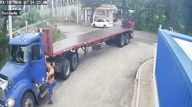 Policista na motocyklu zemřel po nárazu do návěsu kamionu