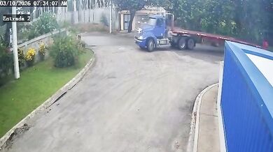 Policista na motocyklu zemřel po nárazu do návěsu kamionu