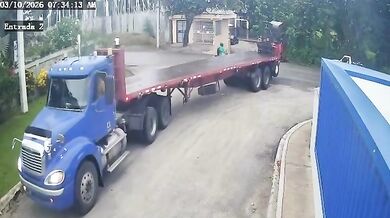 Policista na motocyklu zemřel po nárazu do návěsu kamionu
