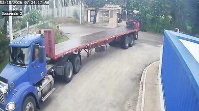 Policista na motocyklu zemřel po nárazu do návěsu kamionu