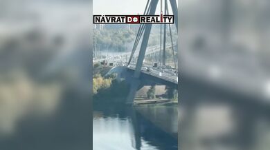 Ruský útok na most v Kyjevě: Při náletu na klíčové spojení přes řeku byli zraněni dva lidé