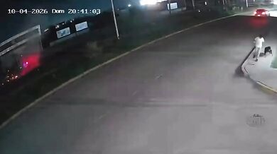 Auto narazilo do sloupu a nechalo dvě čtvrti bez elektřiny