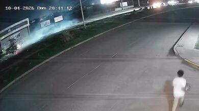 Auto narazilo do sloupu a nechalo dvě čtvrti bez elektřiny
