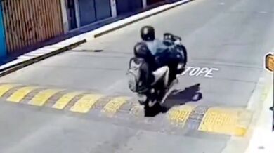 Motorkář přehlédl zpomalovací práh...