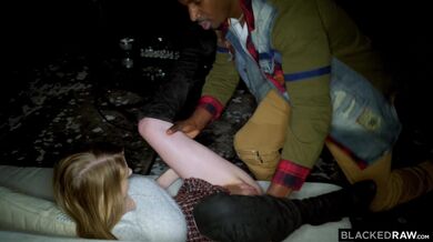 Blonďatá kráska Bunny si nechala pořádně roztáhnout kundu obřím BBC