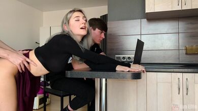 Eva Elfie šuká před svým přítelem!