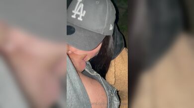 Šťavnatá Alison kouří a polyká sperma