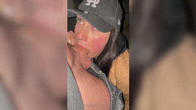 Šťavnatá Alison kouří a polyká sperma