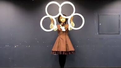 Úchvatné vystoupení s kruhy: Japonská umělkyně předvádí plynulou optickou iluzi