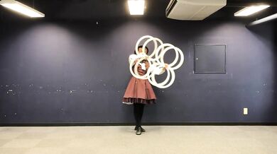 Úchvatné vystoupení s kruhy: Japonská umělkyně předvádí plynulou optickou iluzi