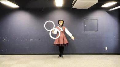 Úchvatné vystoupení s kruhy: Japonská umělkyně předvádí plynulou optickou iluzi