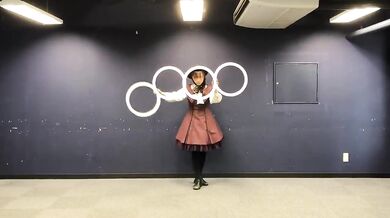 Úchvatné vystoupení s kruhy: Japonská umělkyně předvádí plynulou optickou iluzi