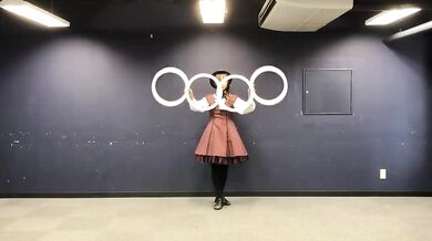 Úchvatné vystoupení s kruhy: Japonská umělkyně předvádí plynulou optickou iluzi