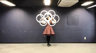 Úchvatné vystoupení s kruhy: Japonská umělkyně předvádí plynulou optickou iluzi