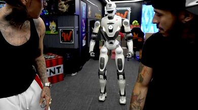 Robot rozbil vitrínu před zády kolumbijského streamera